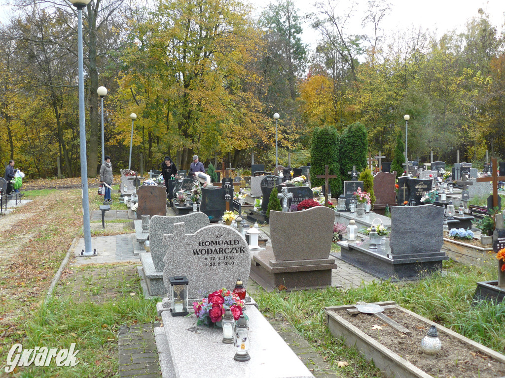 Wszystkich Świętych tuż, tuż. Ruch na cmentarzach
