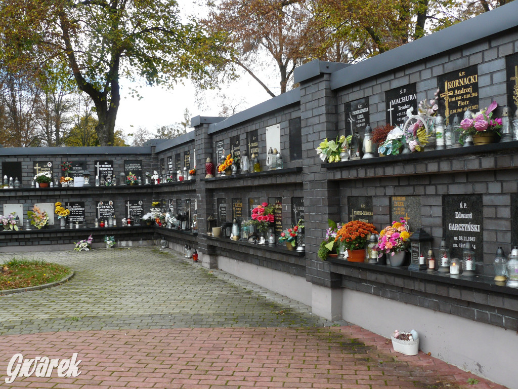 Wszystkich Świętych tuż, tuż. Ruch na cmentarzach