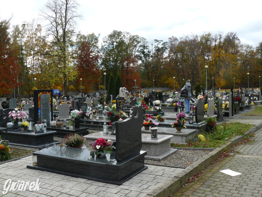 Wszystkich Świętych tuż, tuż. Ruch na cmentarzach