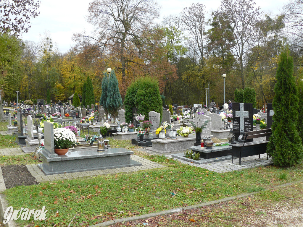 Wszystkich Świętych tuż, tuż. Ruch na cmentarzach