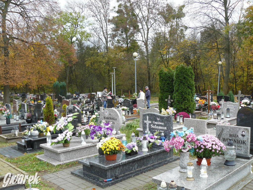 Wszystkich Świętych tuż, tuż. Ruch na cmentarzach