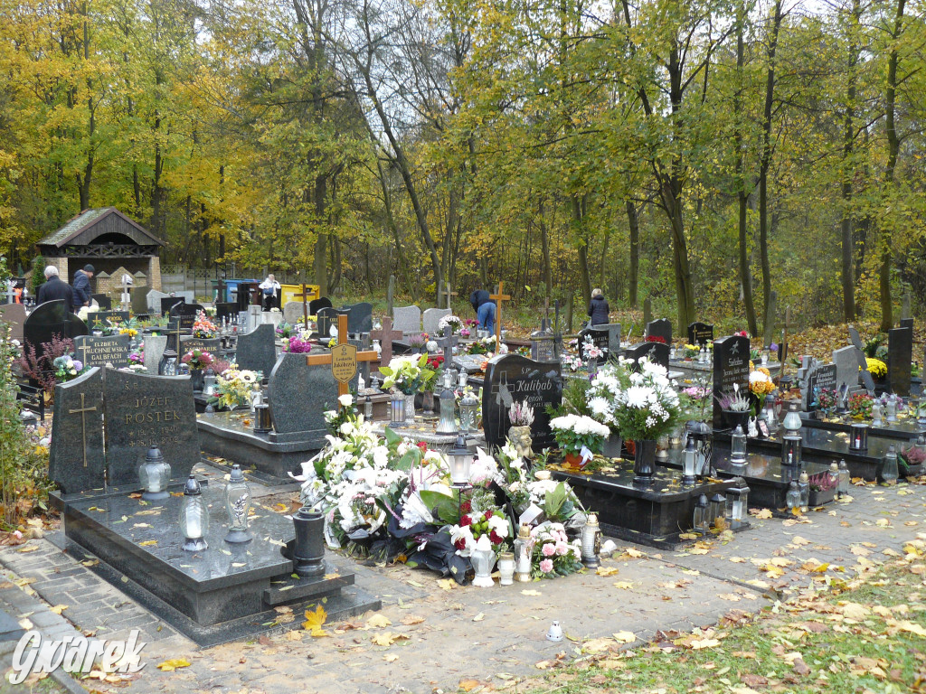Wszystkich Świętych tuż, tuż. Ruch na cmentarzach