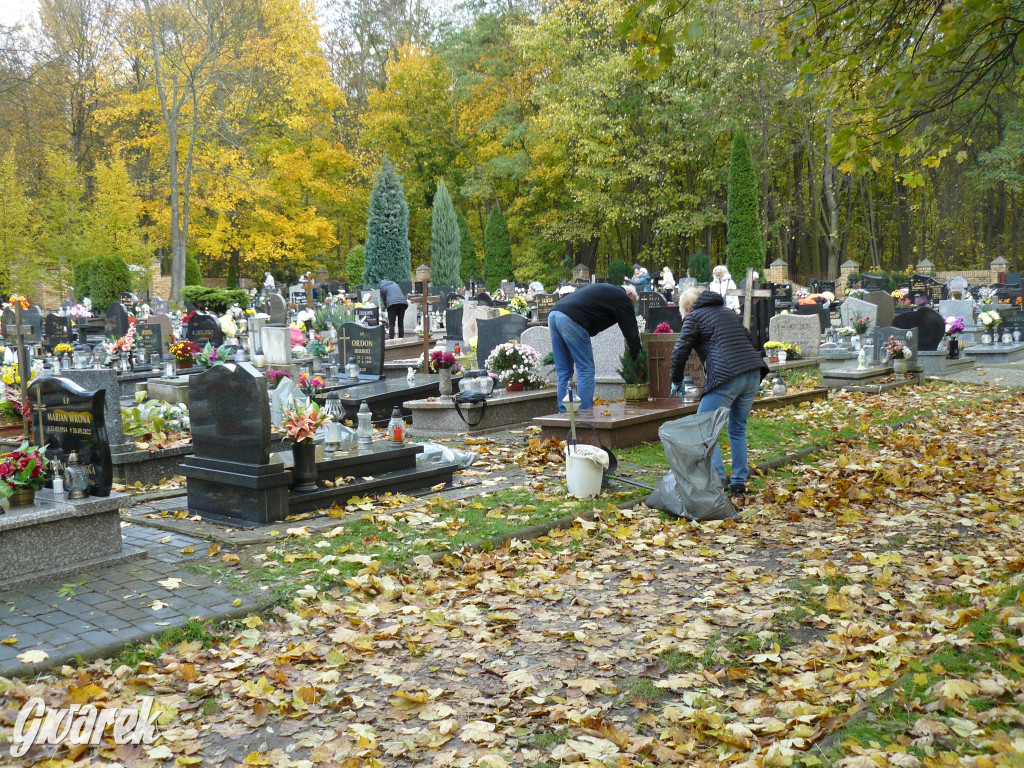 Wszystkich Świętych tuż, tuż. Ruch na cmentarzach