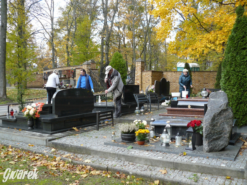 Wszystkich Świętych tuż, tuż. Ruch na cmentarzach