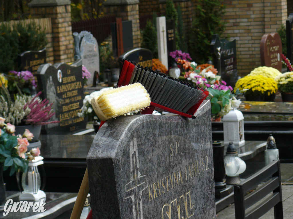 Wszystkich Świętych tuż, tuż. Ruch na cmentarzach