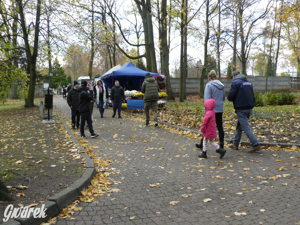 Wszystkich Świętych tuż, tuż. Ruch na cmentarzach