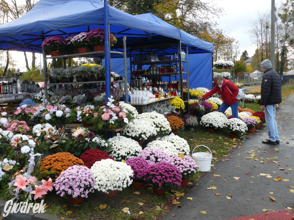 Wszystkich Świętych tuż, tuż. Ruch na cmentarzach