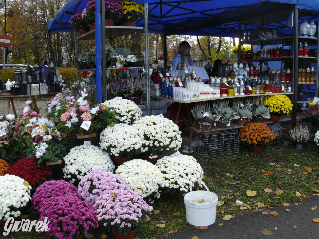 Wszystkich Świętych tuż, tuż. Ruch na cmentarzach