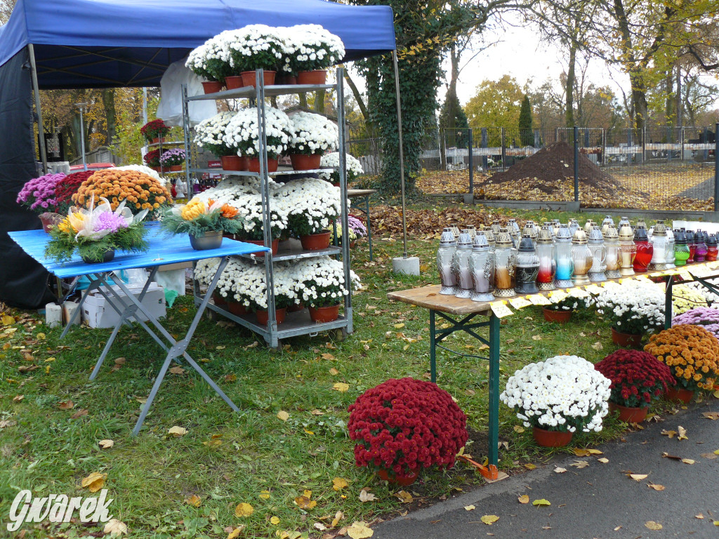 Wszystkich Świętych tuż, tuż. Ruch na cmentarzach