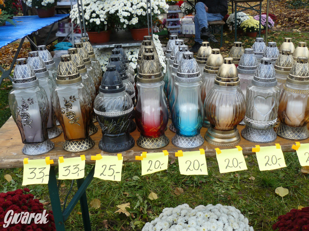 Wszystkich Świętych tuż, tuż. Ruch na cmentarzach