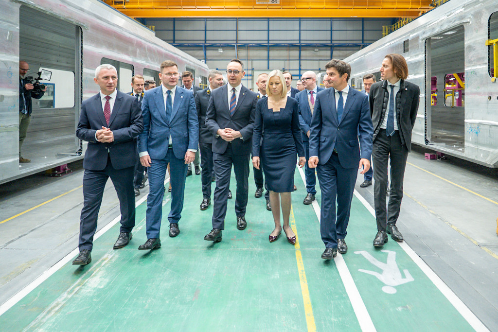 42 nowe dwupoziomowe pociągi. Umowa podpisana