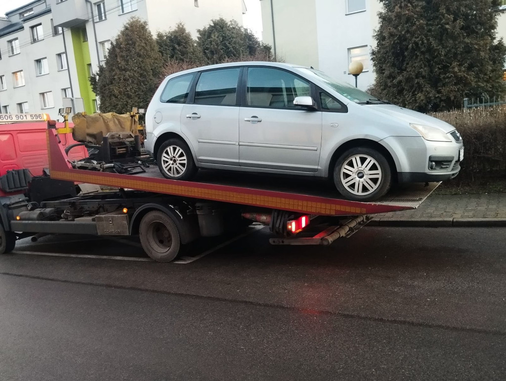 Piekary Śląskie. Usuwają wraki z miasta