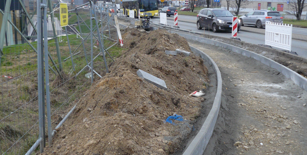 Tarnowskie Góry. Centrum handlowe i nowy chodnik