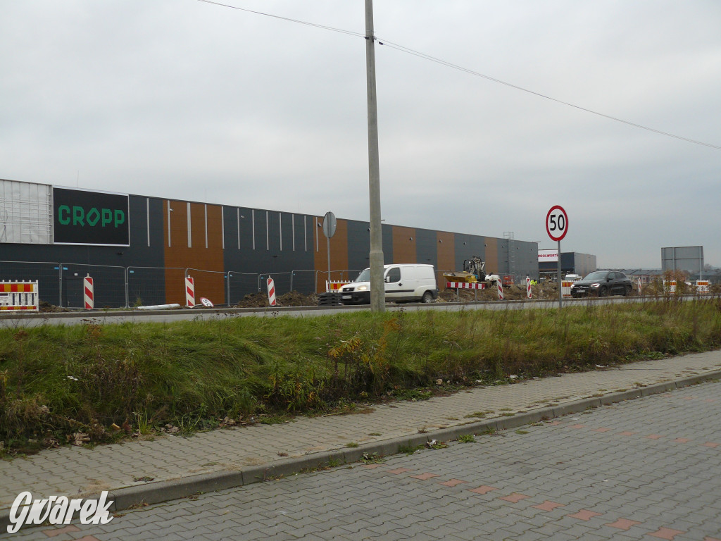 Tarnowskie Góry. Centrum handlowe i nowy chodnik