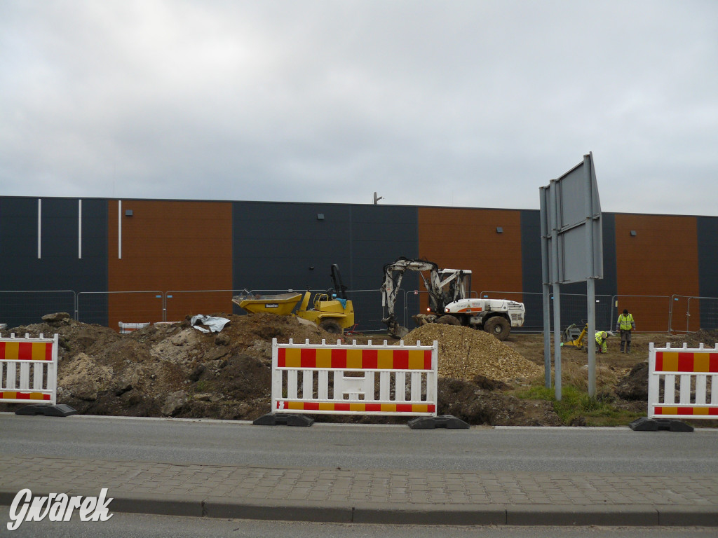 Tarnowskie Góry. Centrum handlowe i nowy chodnik