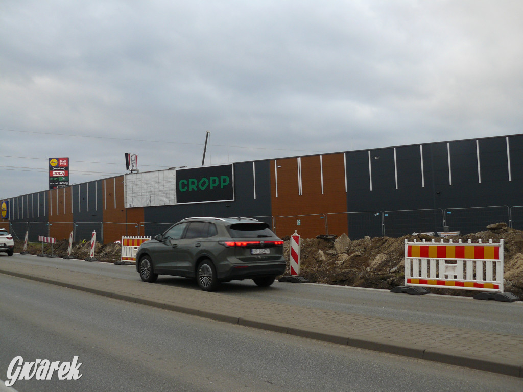 Tarnowskie Góry. Centrum handlowe i nowy chodnik