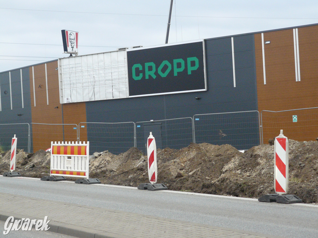 Tarnowskie Góry. Centrum handlowe i nowy chodnik