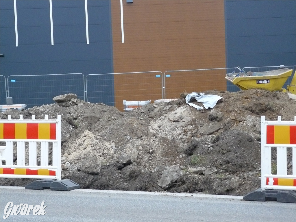 Tarnowskie Góry. Centrum handlowe i nowy chodnik