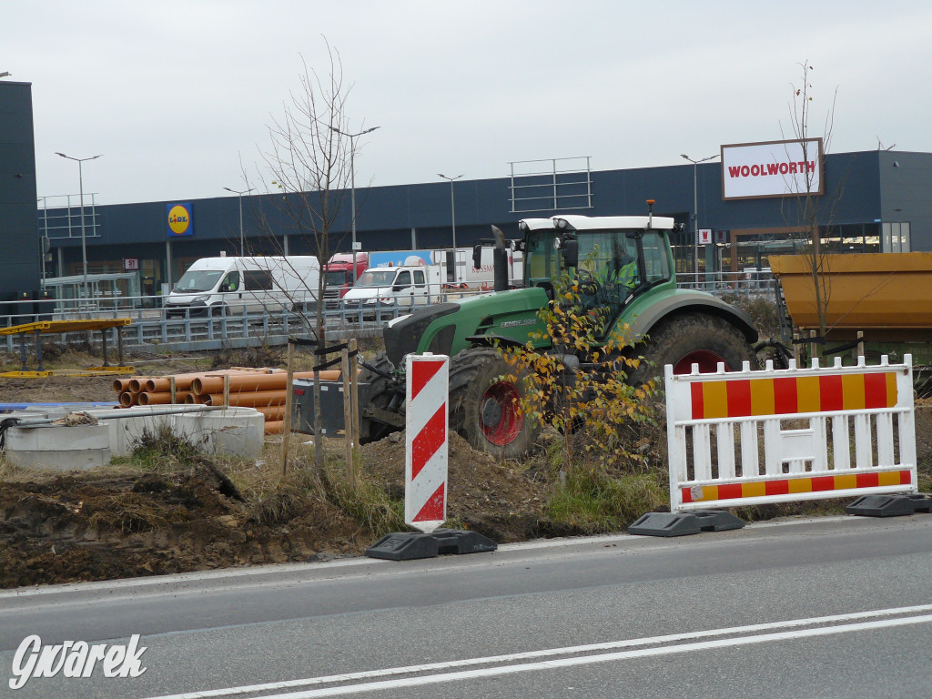 Tarnowskie Góry. Centrum handlowe i nowy chodnik