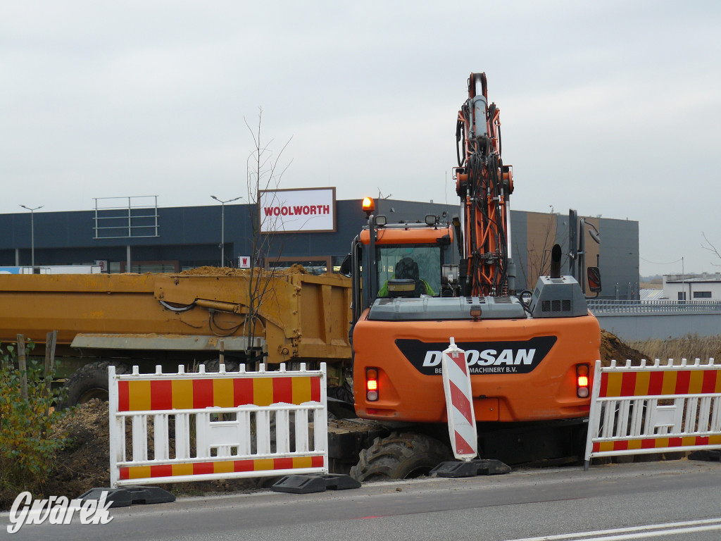 Tarnowskie Góry. Centrum handlowe i nowy chodnik
