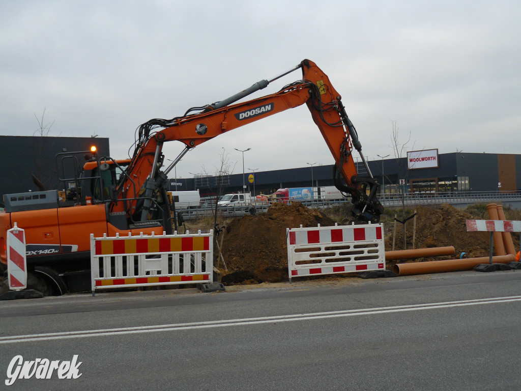 Tarnowskie Góry. Centrum handlowe i nowy chodnik