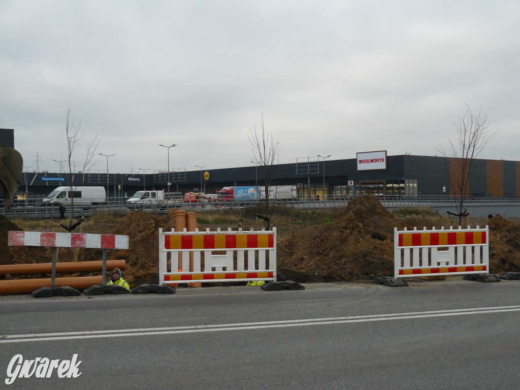 Tarnowskie Góry. Centrum handlowe i nowy chodnik