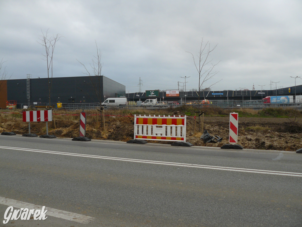 Tarnowskie Góry. Centrum handlowe i nowy chodnik