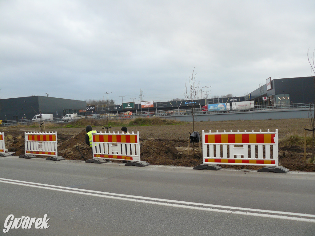 Tarnowskie Góry. Centrum handlowe i nowy chodnik