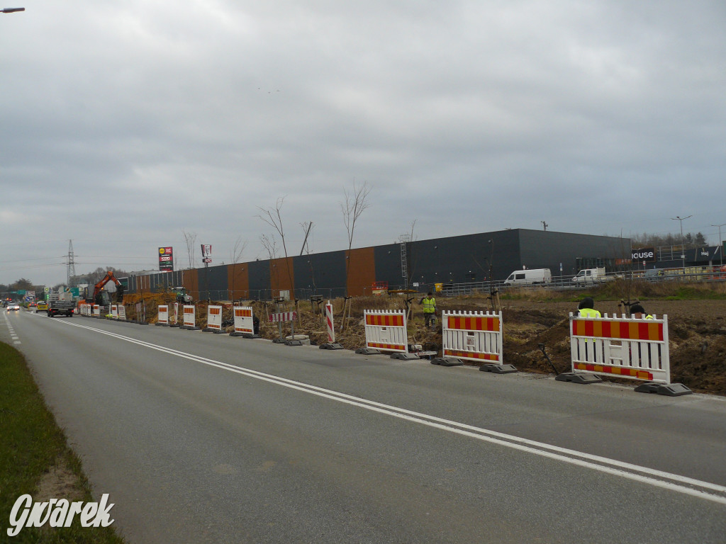 Tarnowskie Góry. Centrum handlowe i nowy chodnik