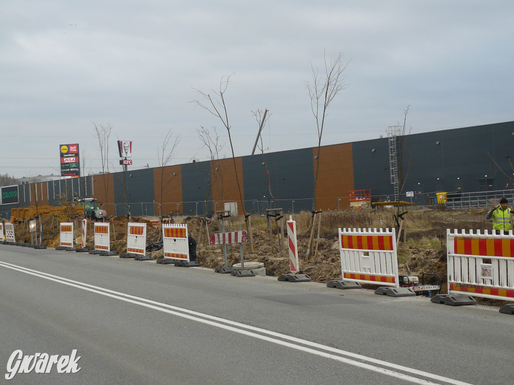 Tarnowskie Góry. Centrum handlowe i nowy chodnik