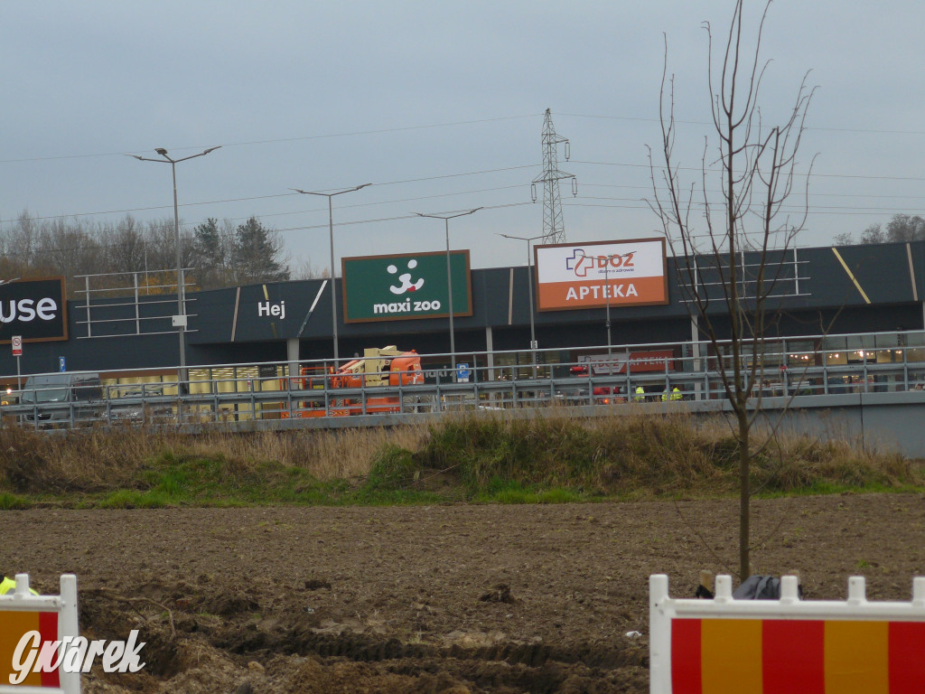 Tarnowskie Góry. Centrum handlowe i nowy chodnik