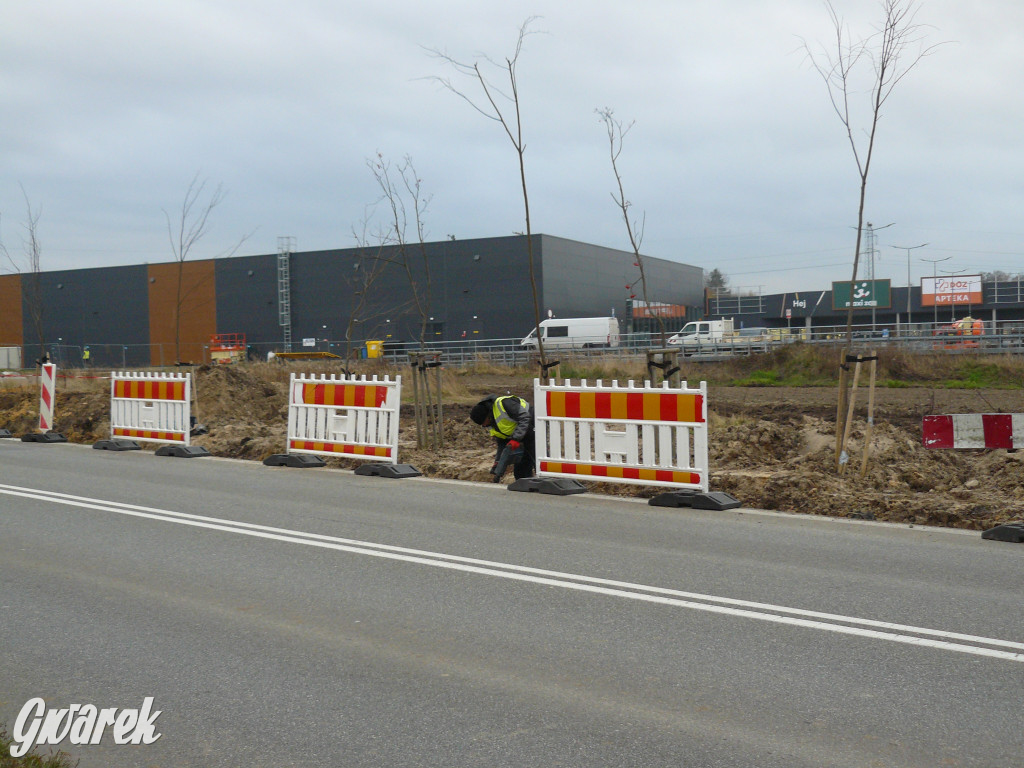 Tarnowskie Góry. Centrum handlowe i nowy chodnik