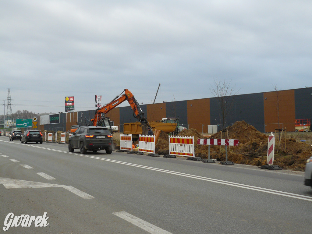 Tarnowskie Góry. Centrum handlowe i nowy chodnik