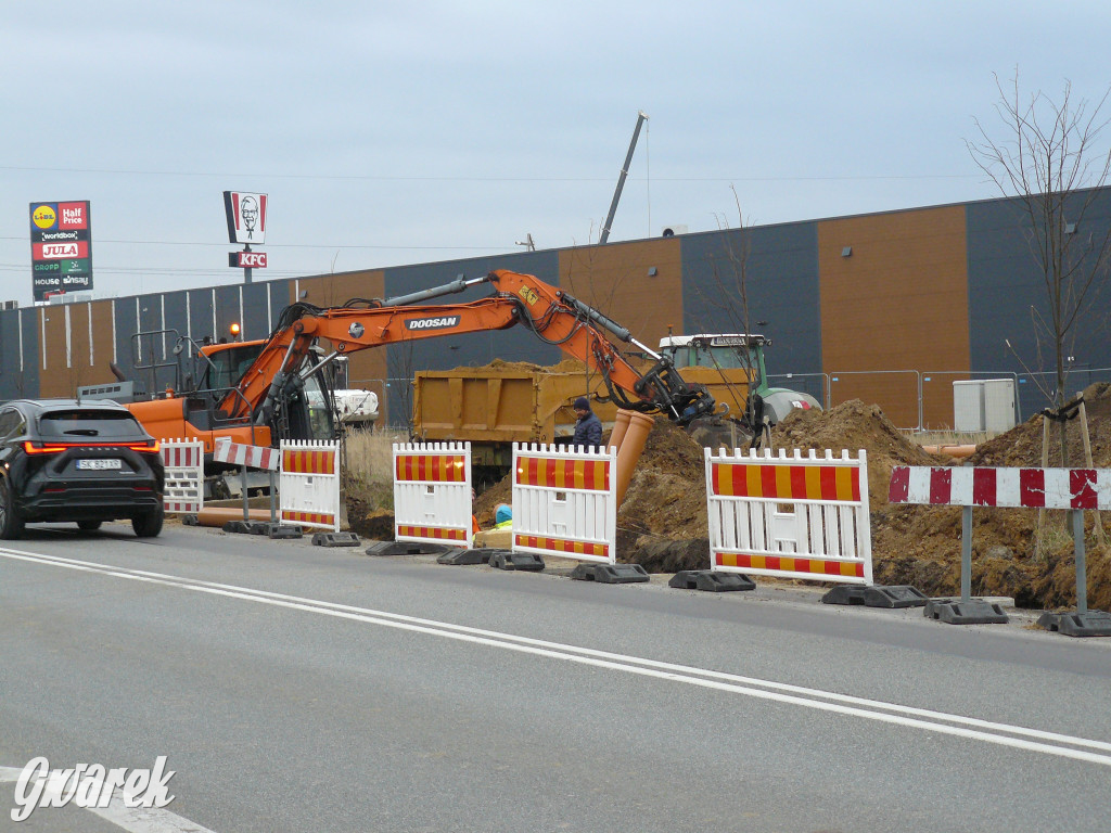 Tarnowskie Góry. Centrum handlowe i nowy chodnik