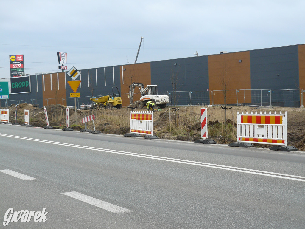 Tarnowskie Góry. Centrum handlowe i nowy chodnik