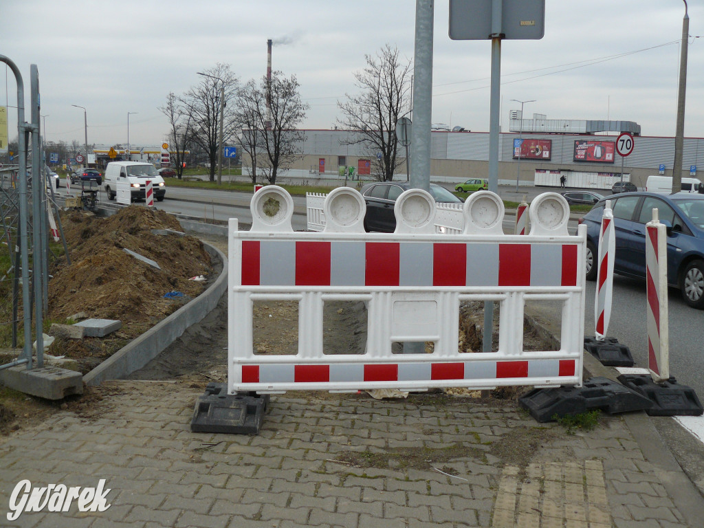Tarnowskie Góry. Centrum handlowe i nowy chodnik