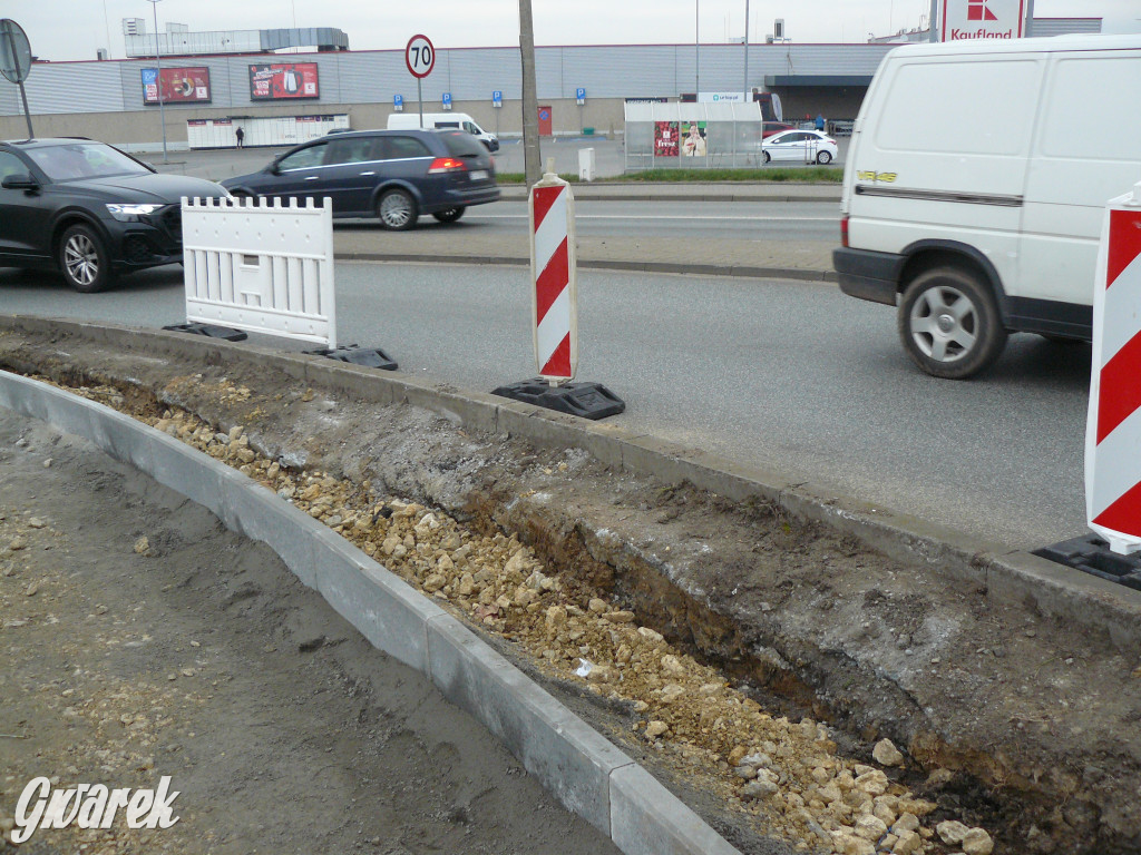 Tarnowskie Góry. Centrum handlowe i nowy chodnik