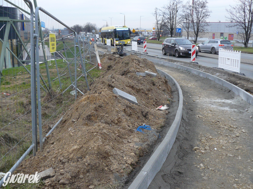 Tarnowskie Góry. Centrum handlowe i nowy chodnik