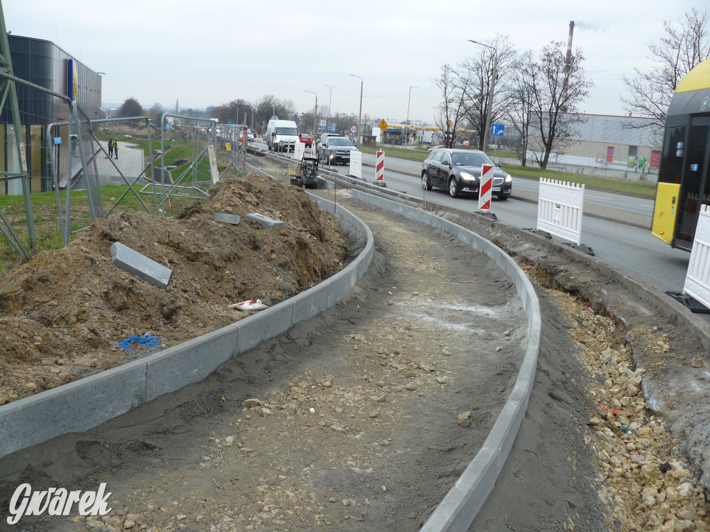Tarnowskie Góry. Centrum handlowe i nowy chodnik