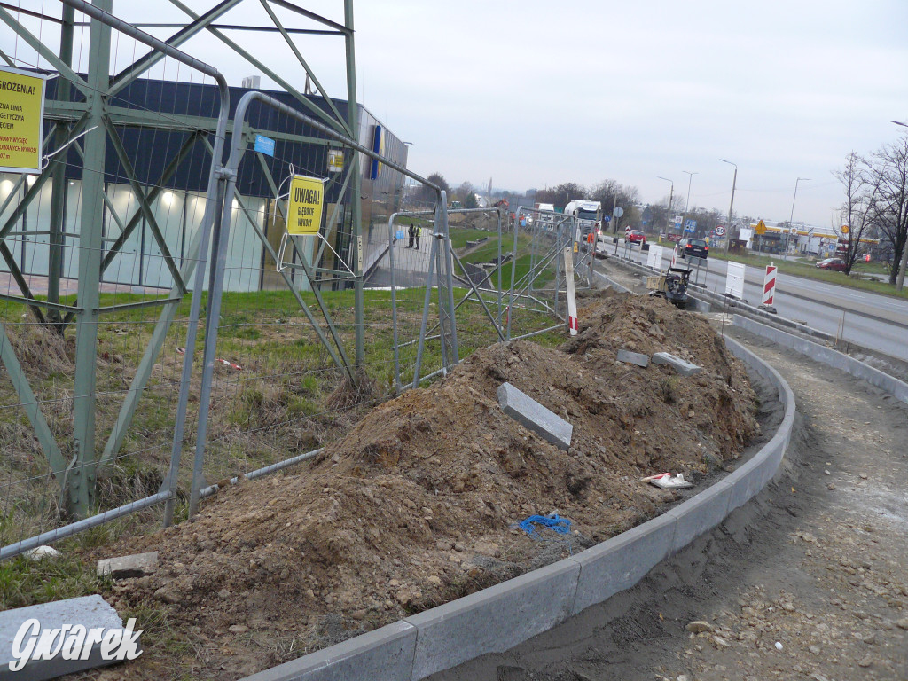 Tarnowskie Góry. Centrum handlowe i nowy chodnik