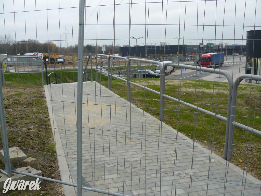 Tarnowskie Góry. Centrum handlowe i nowy chodnik