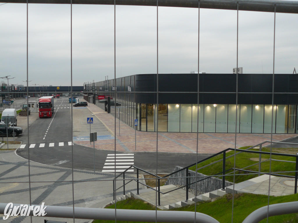 Tarnowskie Góry. Centrum handlowe i nowy chodnik