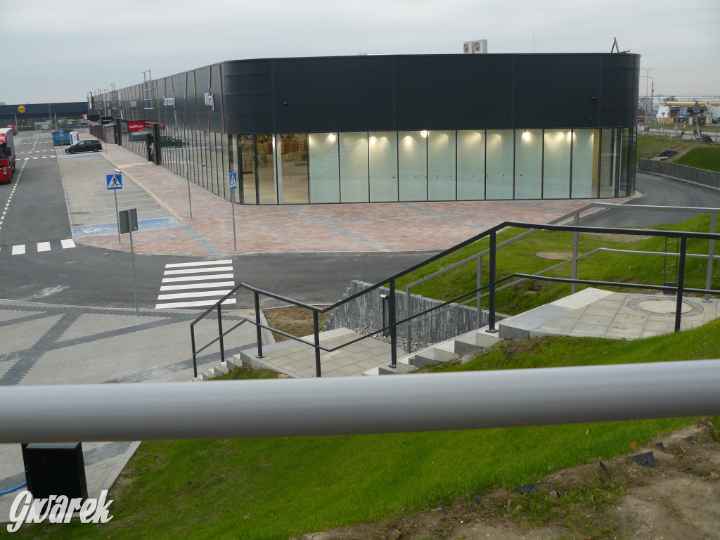 Tarnowskie Góry. Centrum handlowe i nowy chodnik