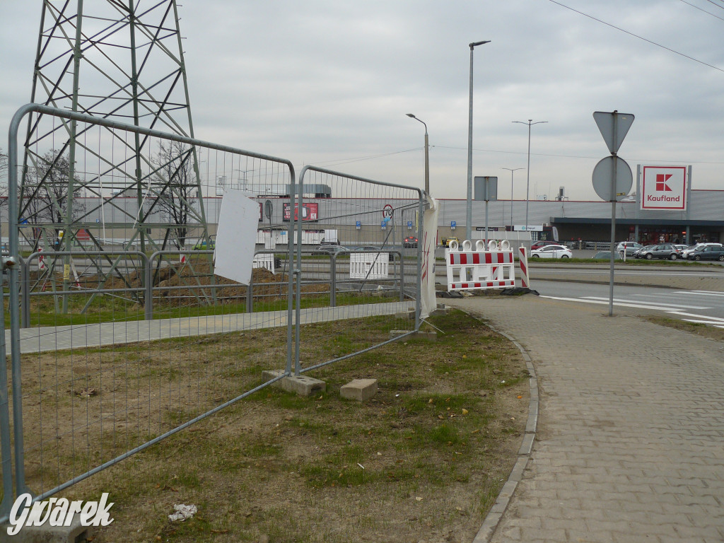 Tarnowskie Góry. Centrum handlowe i nowy chodnik