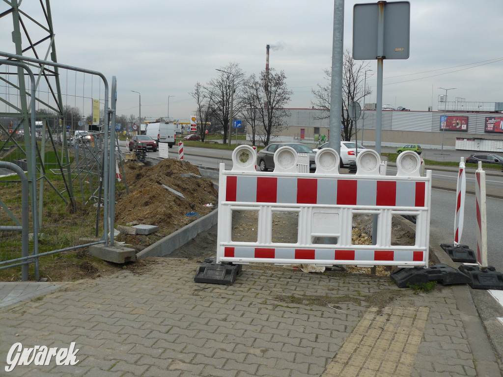 Tarnowskie Góry. Centrum handlowe i nowy chodnik