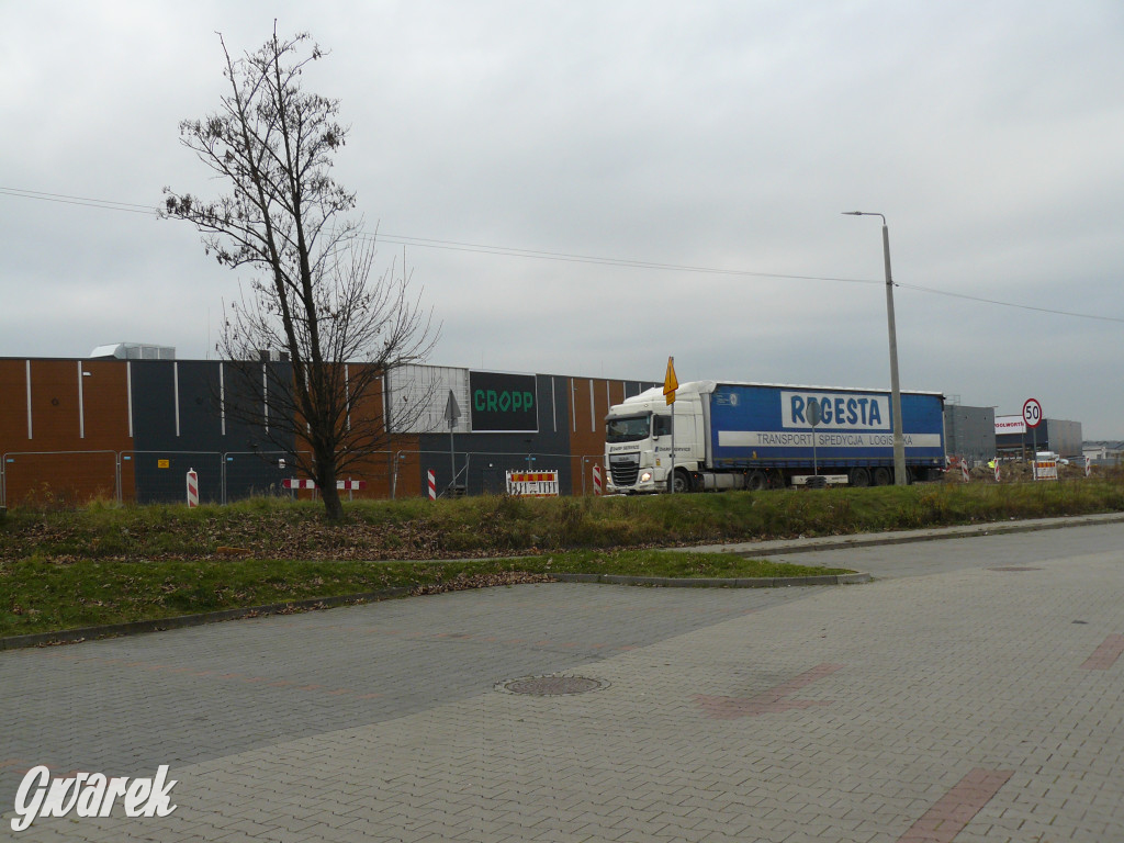 Tarnowskie Góry. Centrum handlowe i nowy chodnik