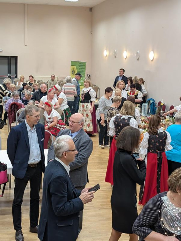 Nowe Chechło na czele, za nim Ossianie i Ziomale