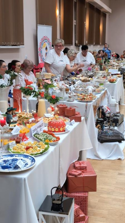 Nowe Chechło na czele, za nim Ossianie i Ziomale