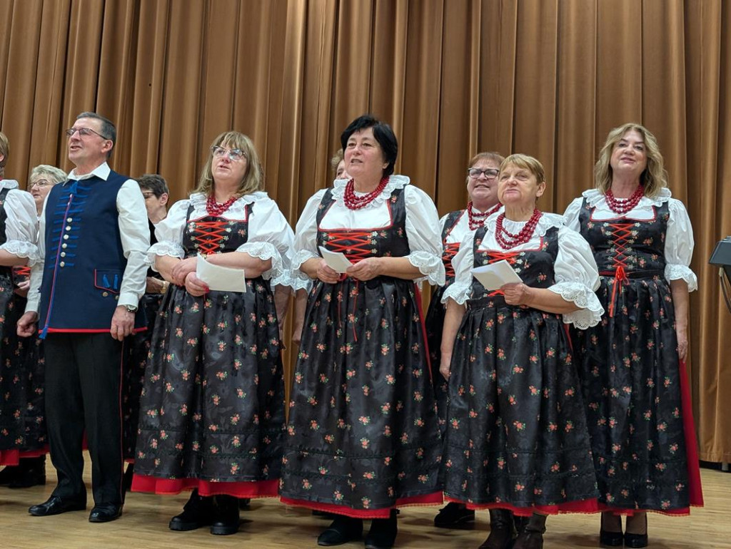 Nowe Chechło na czele, za nim Ossianie i Ziomale