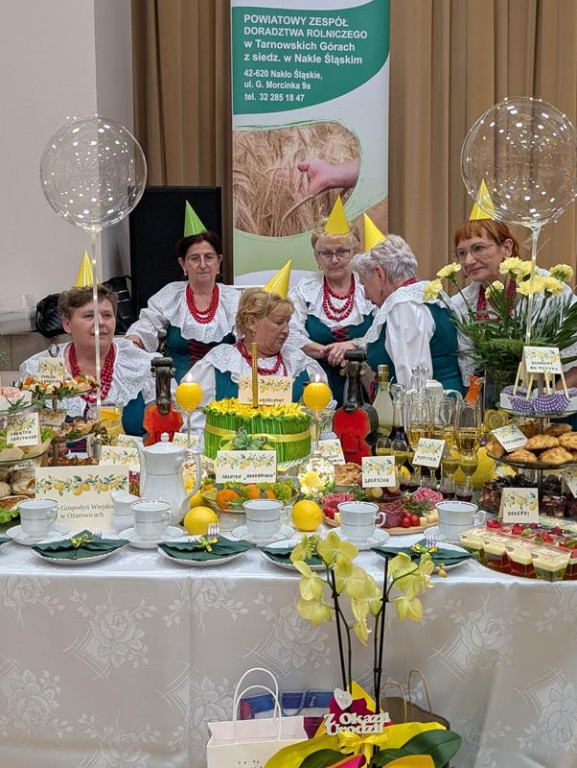 Nowe Chechło na czele, za nim Ossianie i Ziomale